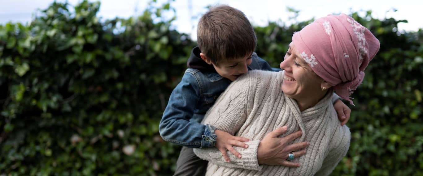 žena so šatkou na hlave a malý chlapec