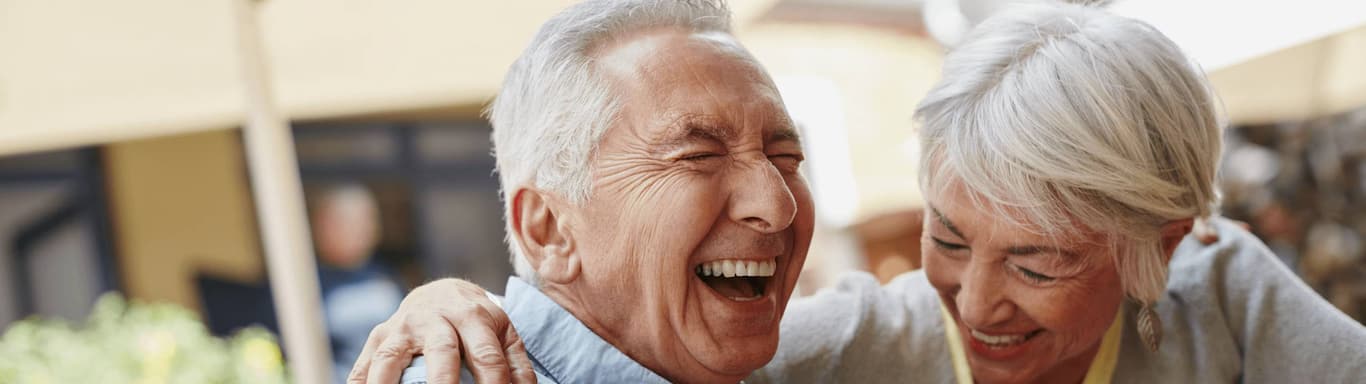 pár ľudí v seniorskom veku