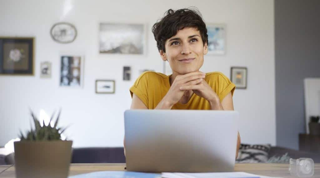 žena si uzaviera online zmluvu o dôchodkovom sporení