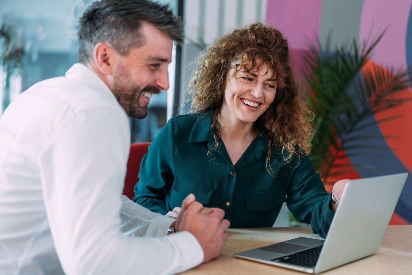 Finančný poradca s klientkou pozerajúci ročný výpis z dôchodkového sporenia