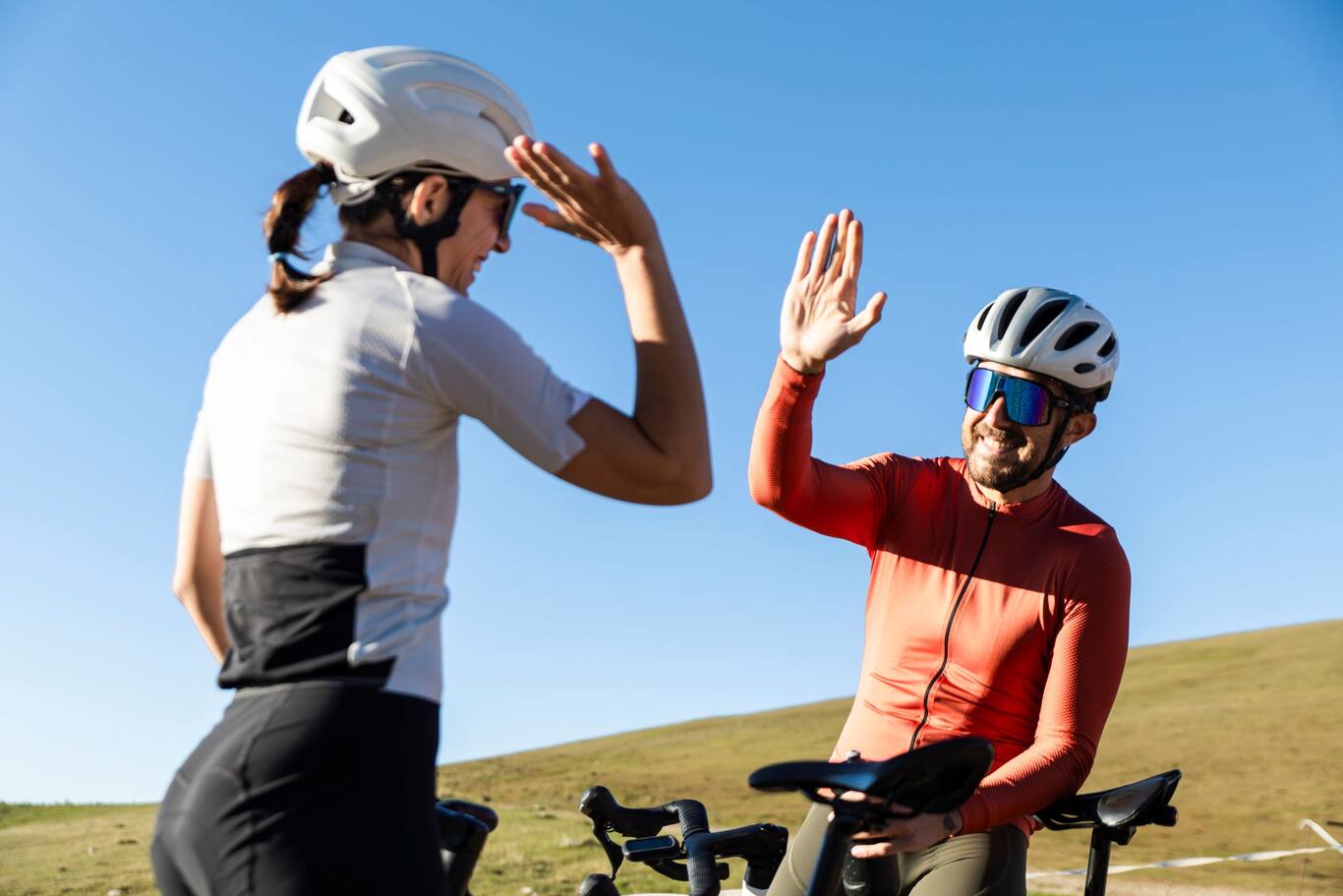Šťastný pár na bicykli počas slnečného dňa v prírode