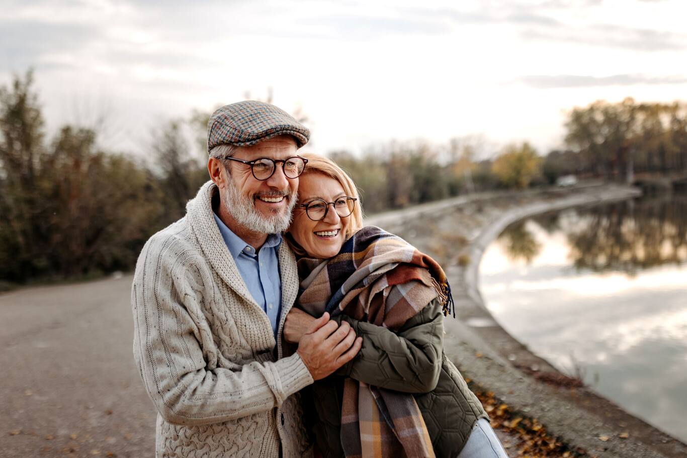 Šťastný pár na dôchodku vonku v prírode pri jazere