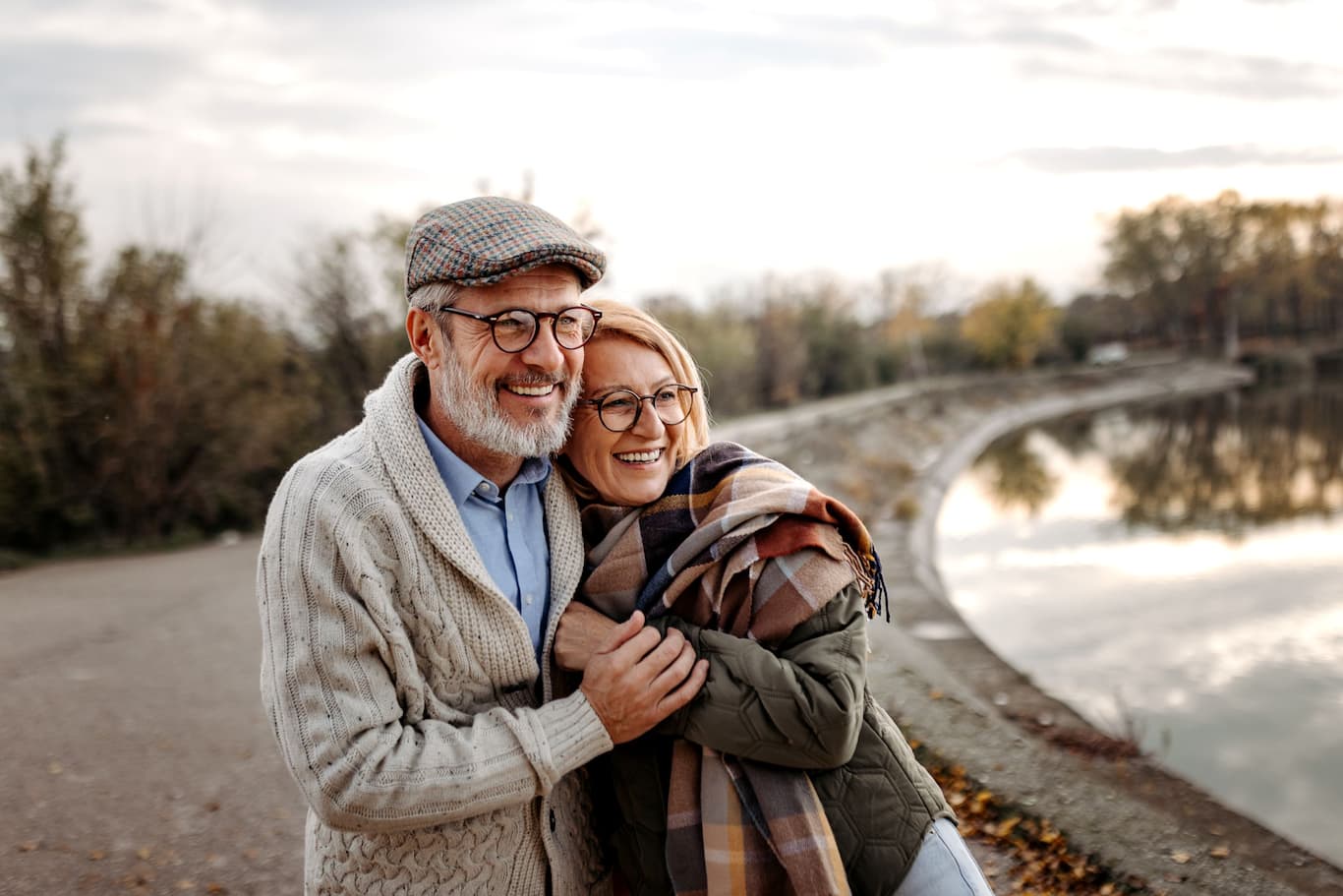 Šťastný pár na dôchodku vonku v prírode pri jazere