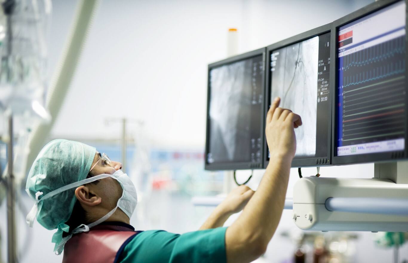 Doktor špecializujúci sa na kardiovaskulárne choroby, ktorý skúma cievy