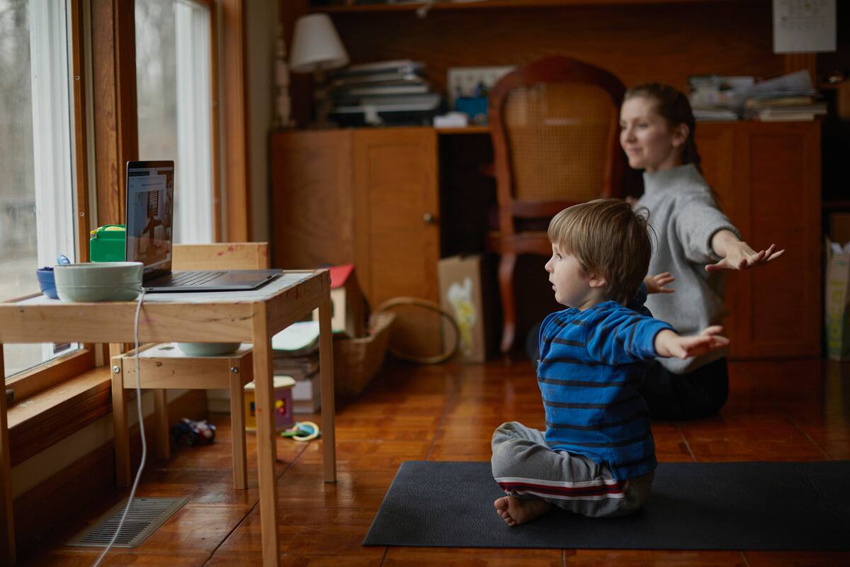 Mama a syn na podložke na chate skúšajú dychové cvičenia na zrelaxovanie