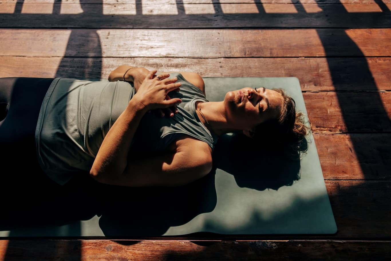Mladá žena, ktorá praktizuje kontrolované dýchanie a meditáciu