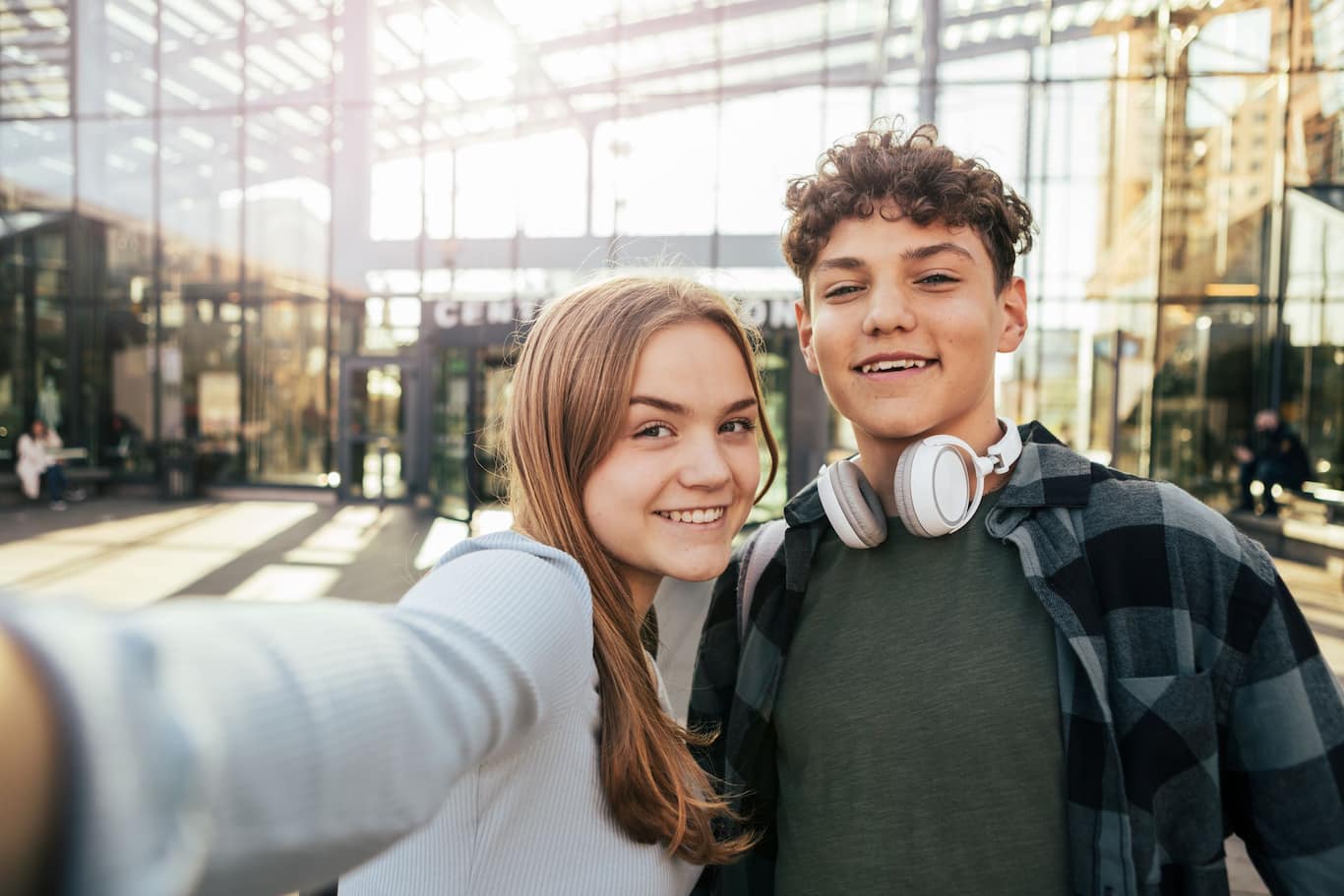 Dvaja mladí teenageri, ktorí si robia selfie vonku pred budovou