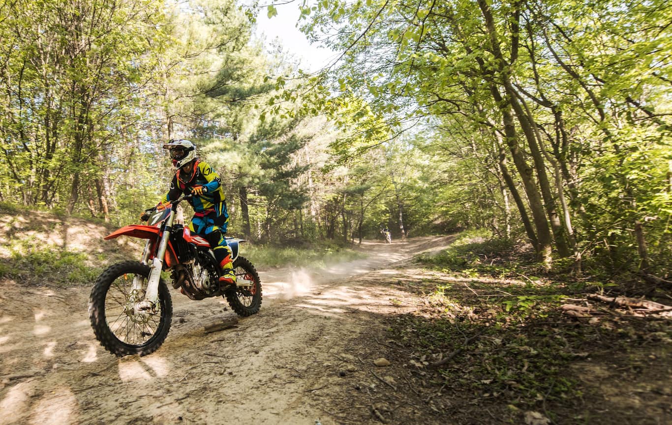 Motokros jazdec na kopci praktikujúci adrenalínový šport