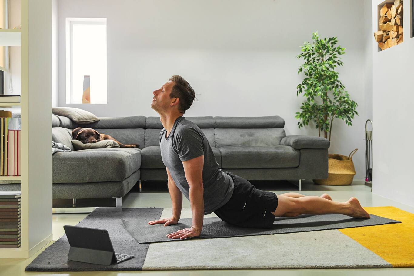 Muž na karimatke, ktorý robí stretching pri joge