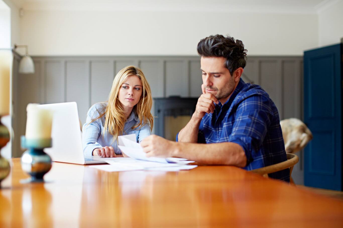 Mladá rodina, ktorá si plánuje mesačný rozpočet