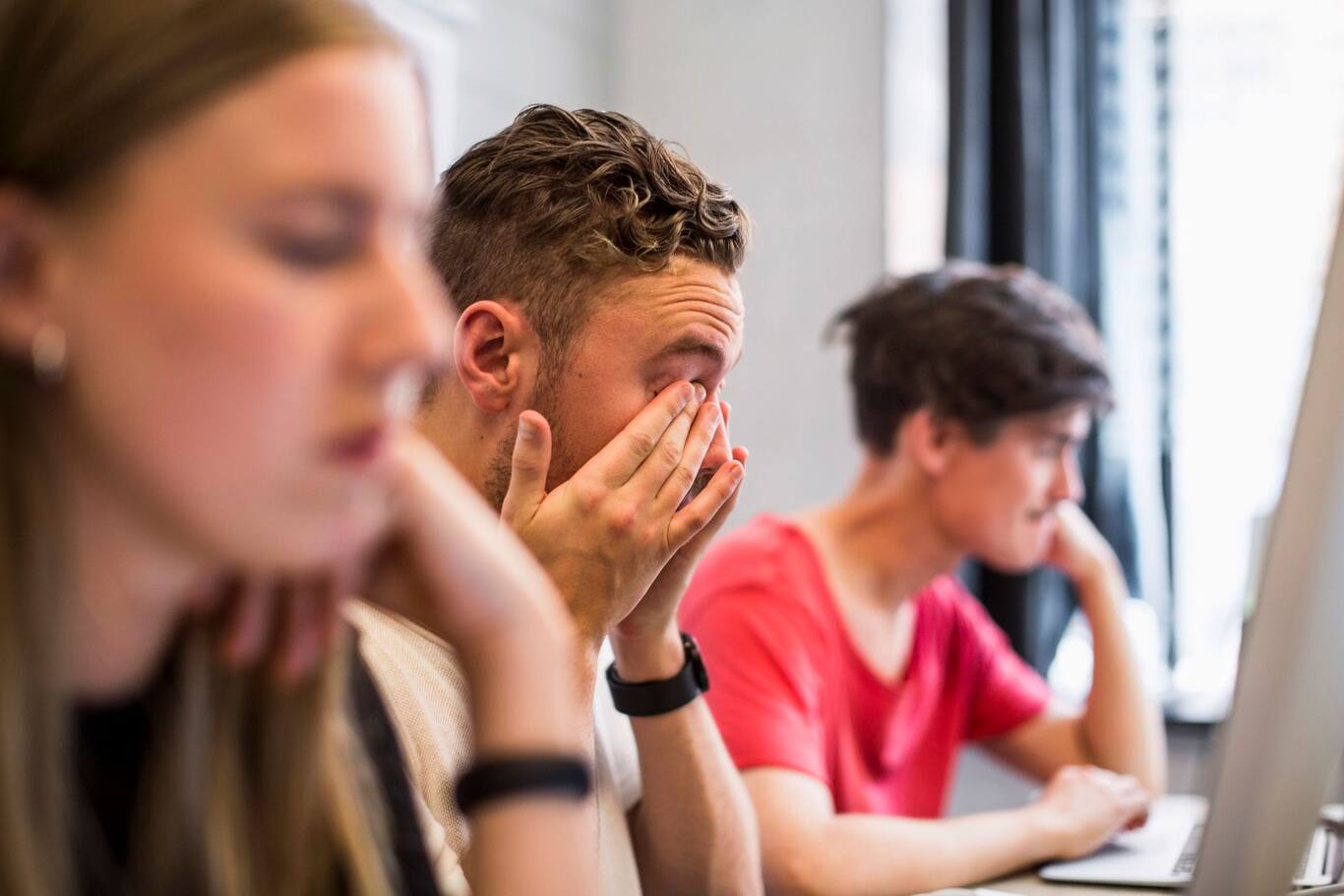 Unavení ľudia s jesennou asténiou v kancelárii