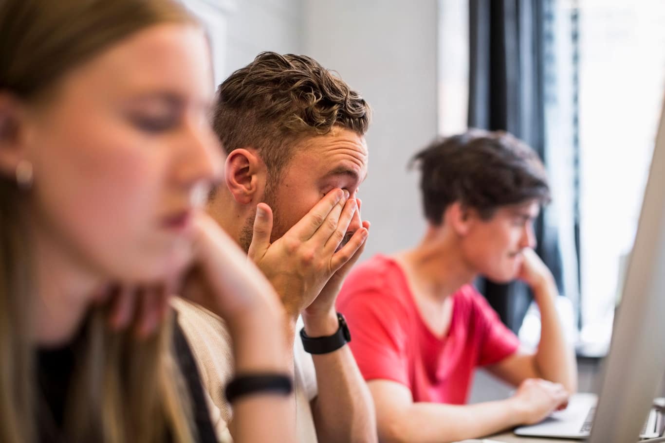 Unavení ľudia s jesennou asténiou v kancelárii