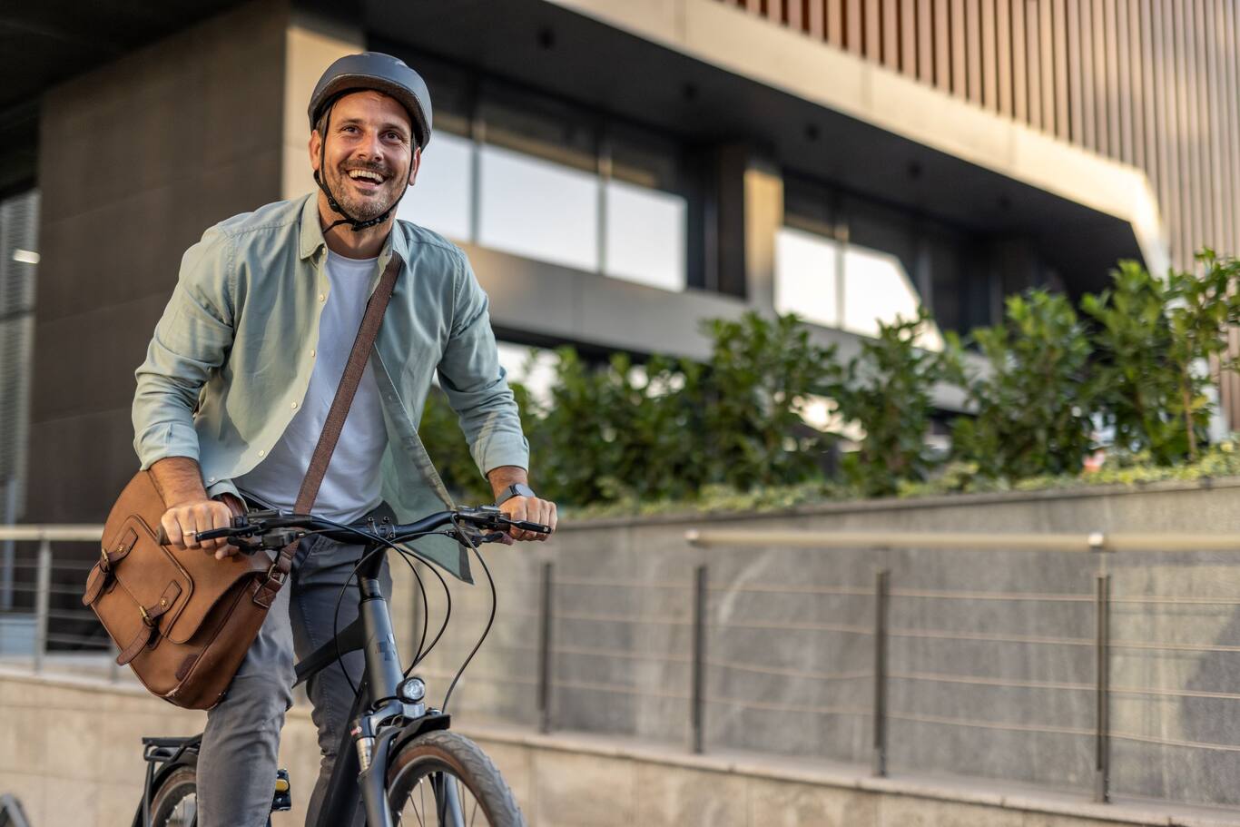 Osoba na bicykli dochádza do práce v meste. Brigáda v zahraničí môže ovplyvniť budúci dôchodok.