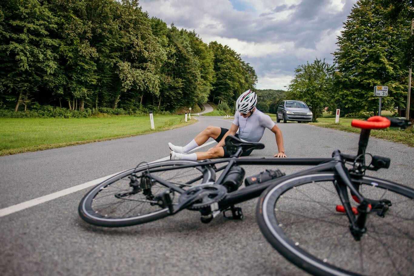 Muž, ktorý spadol z bicykla na ceste do práce