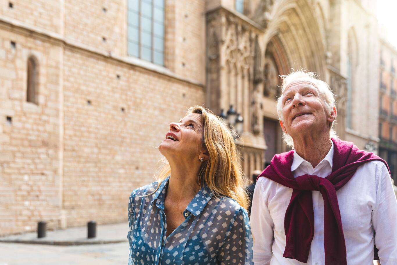Starší pár turistov navštevuje staré mesto v Barcelone