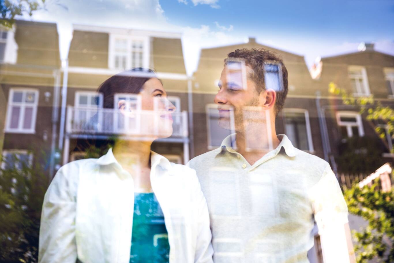 Muž a žena v odraze okna, užívajúci si ich sabatikal v pohodlí domova