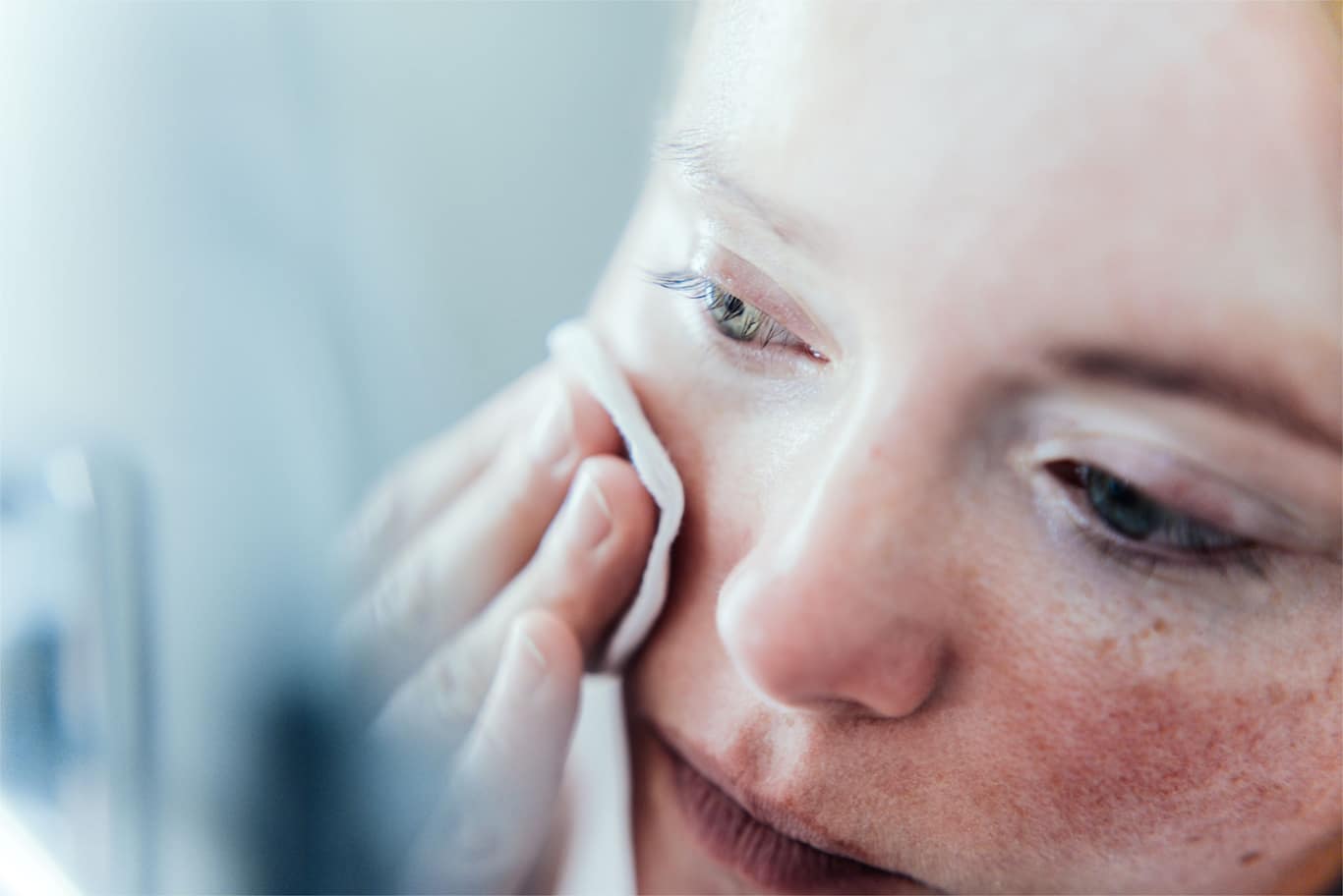 Žena, ktorá si tonizuje pleť počas jej skincare rutiny