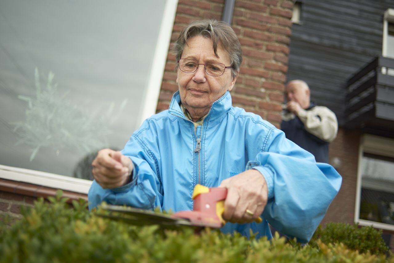 Žena na dôchodku, šťastná, užíva si dôchodok