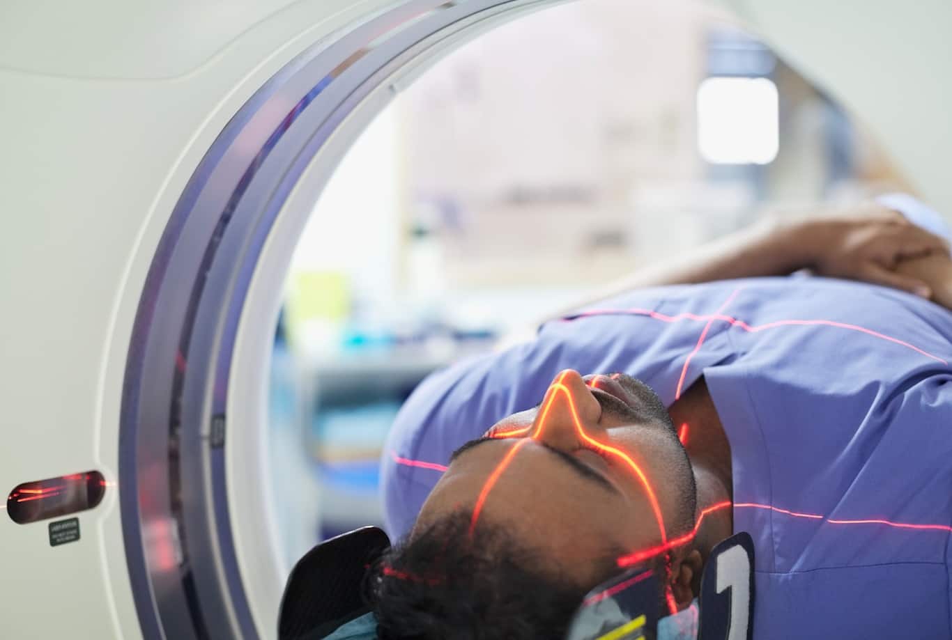 muž, ktorý absolvuje medicínske vyšetrenie prístrojom